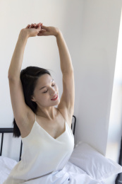 早上刚睡醒的长头发的东方女人