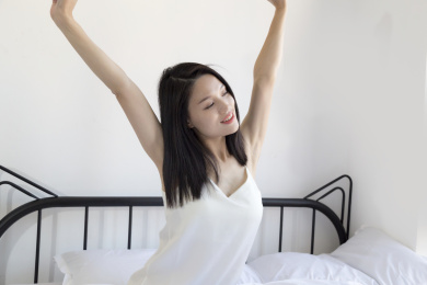 早上刚睡醒的长头发的东方女人