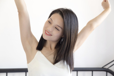 早上刚睡醒的长头发的东方女人