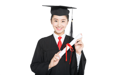 影棚拍摄白色背景下穿学士服的大学毕业生
