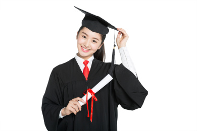 影棚拍摄白色背景下穿学士服的大学毕业生