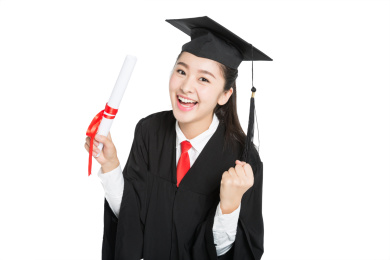 影棚拍摄白色背景下穿学士服的大学毕业生