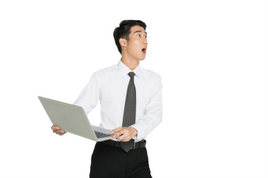 白色背景手持笔记本电脑，表情夸张商务人士