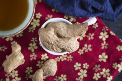 中国古风背景的中药炮姜特写