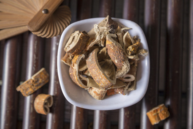 中国古风背景的中药桑白皮特写