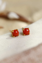 放在麻布上的朱砂耳钉