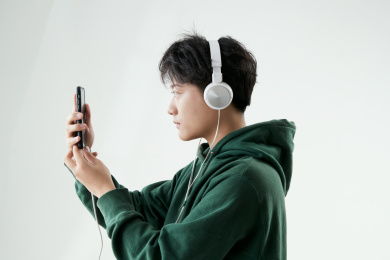 沉浸在网络恋爱世界的青年男子