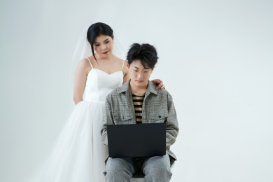 沉浸在网络虚拟爱恋世界的男轻男女