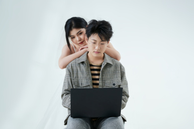 沉浸在网络虚拟爱恋世界的男轻男女