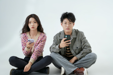 沉迷于网路虚拟爱情世界的青年男女