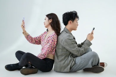 沉迷于网路虚拟爱情世界的青年男女