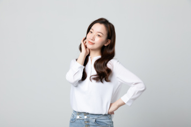 职场女性看向前方