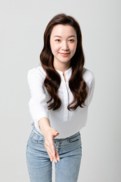 职场女性伸手握手