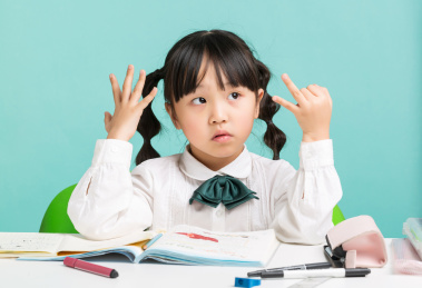 小学生数手指做数学作业