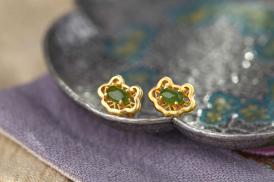 放在麻布上的饰品盒和耳钉