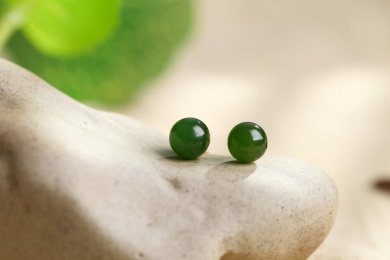 放在石头上的耳钉