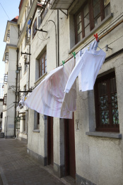 上海老街江阴路 老上海弄堂晾晒衣服被子