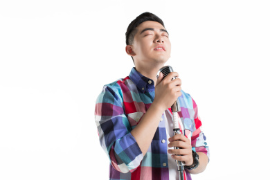 白色背景，帅气男人对着麦克风唱歌特写