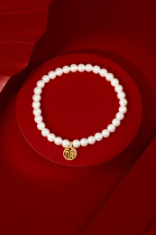 放在红色卡纸上的福字手串