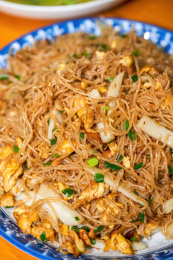 一碟美味的中国家常炒米粉