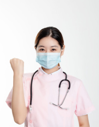 白色背景中的中国年轻女护士加油鼓舞手势