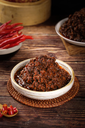 木底上摆放着一盘香菇牛肉酱