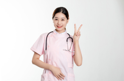 白色背景中的中国年轻女护士加油鼓舞手势