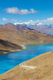中国西藏羊卓雍措湖岗巴拉观景台的风景