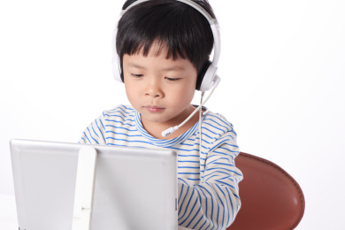 一个男童正在用平板电脑学习