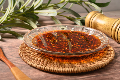 桌面上的盘子里的美味可口的油泼辣子