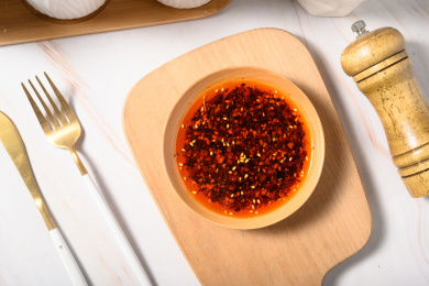 桌面上的盘子里的美味可口的油泼辣子