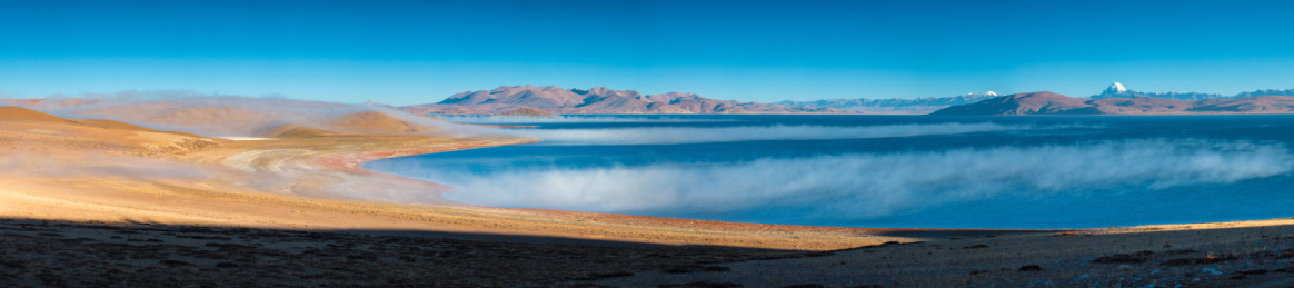 西藏阿里鬼湖拉昂措的清晨，远处冈仁波齐峰