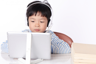 一个男童正在用平板电脑学习