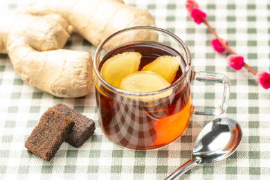 一杯红糖姜水摆放在格子桌布上