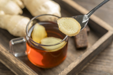 一杯红糖姜水摆放在木桌面上