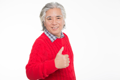 穿着红毛衣健康的男性老年人