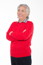 穿着红毛衣健康的男性老年人