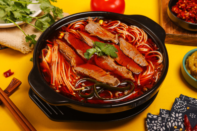 红汤格子肉砂锅米线
