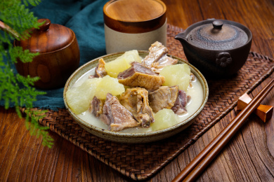 滋补汤品腊鸭炖冬瓜汤