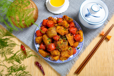 小吃美食油炸热狗肠配土豆
