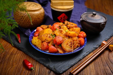 油炸土豆拌香肠
