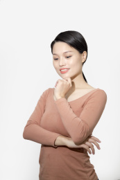 室内甜美的长头发东方女人