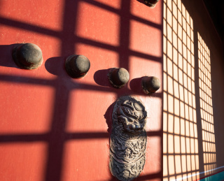 冬季故宫宫门光影