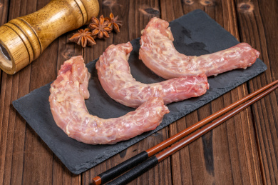 木纹桌石板上摆放的生鸡脖