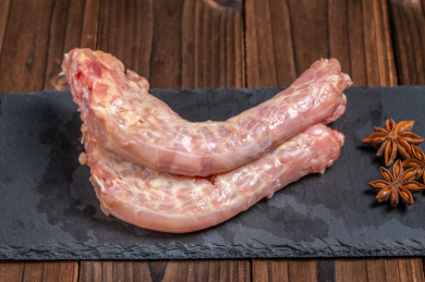 木纹桌石板上摆放的生鸡脖