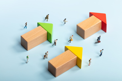 微缩创意顺着箭头方向奔跑的人群