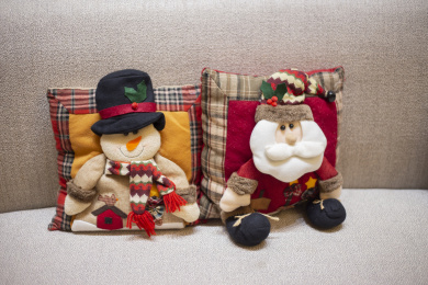 沙发上两个圣诞风的靠枕