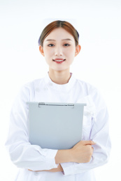 手持温度计的白衣女性医护人员