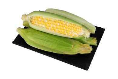 白色背景上的新鲜水果甜糯玉米棒子