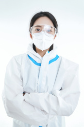 穿白色防护服佩戴护目镜口罩的女性医疗人员